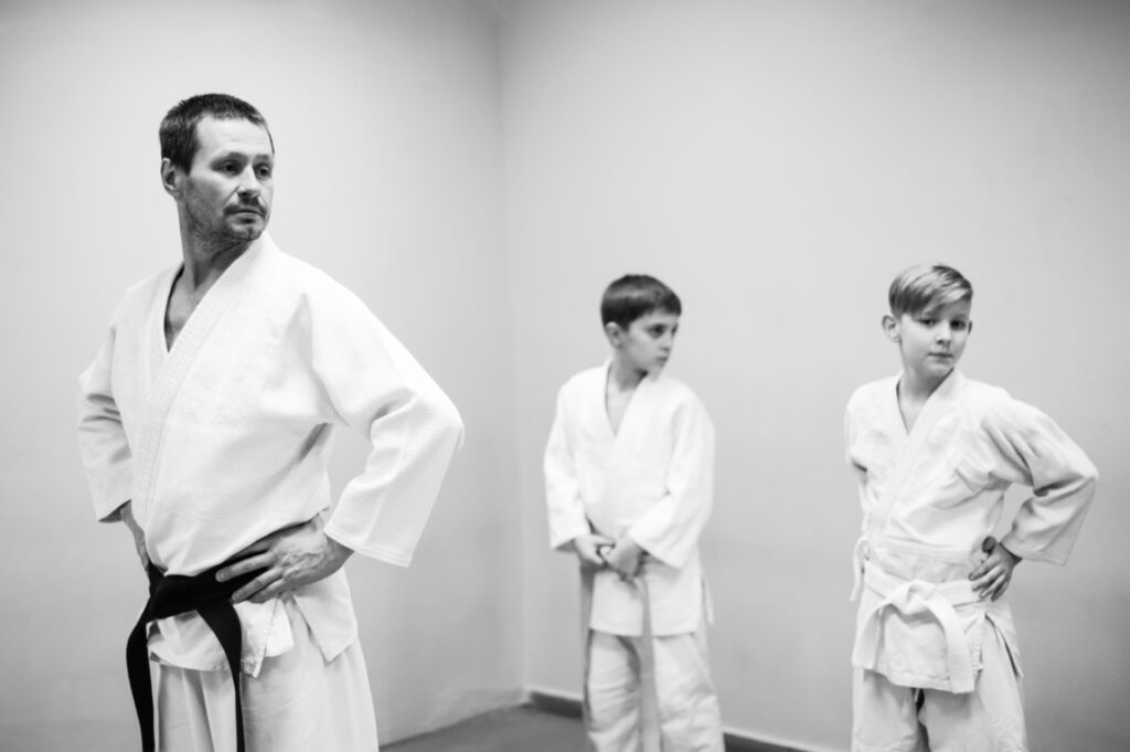 Praktykowanie aikido ma również głęboki wpływ na rozwój osobisty dzieci.
