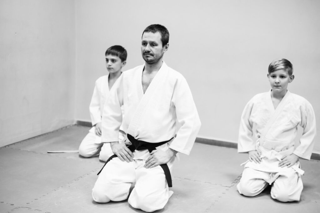 Praktykowanie aikido ma również głęboki wpływ na rozwój osobisty dzieci.