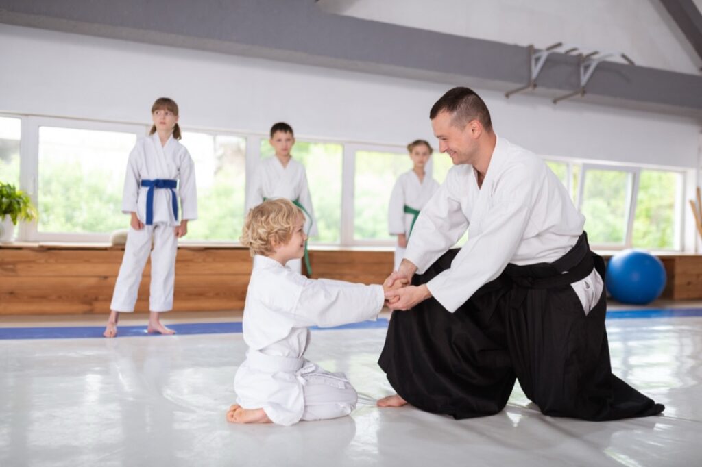 Aikido, japońska sztuka walki, która kładzie nacisk na harmonię i unikanie konfrontacji, zyskuje na popularności jako metoda wszechstronnego rozwoju dla dzieci.