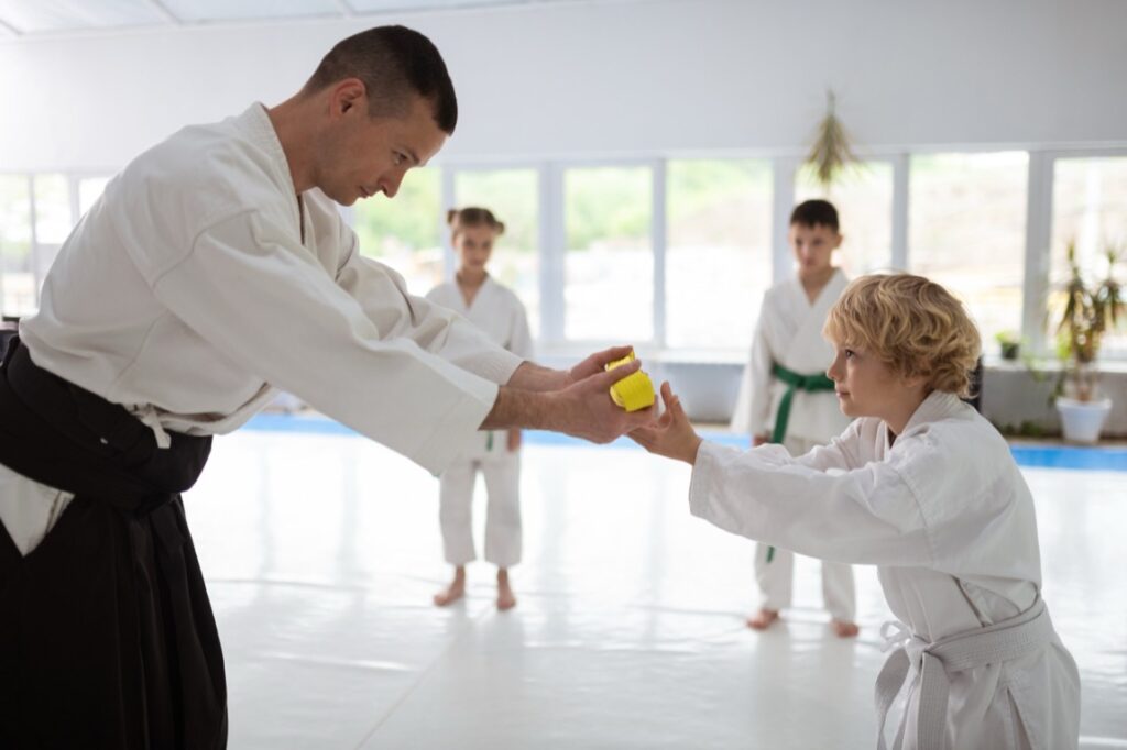 Aikido, japońska sztuka walki, która kładzie nacisk na harmonię i unikanie konfrontacji, zyskuje na popularności jako metoda wszechstronnego rozwoju dla dzieci.