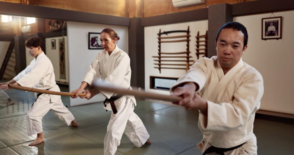 Wybierając dojo, kluczowe jest sprawdzenie kwalifikacji i doświadczenia instruktorów