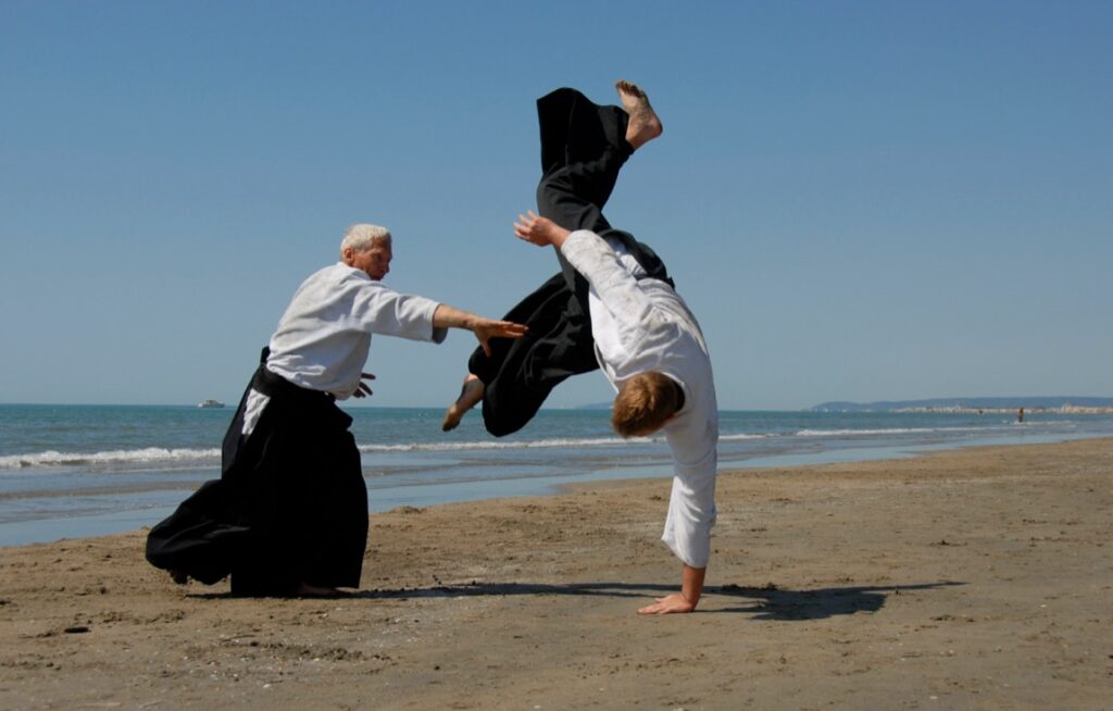 Aikido to japońska sztuka walki, która różni się od innych dyscyplin swoim unikalnym podejściem do konfliktu