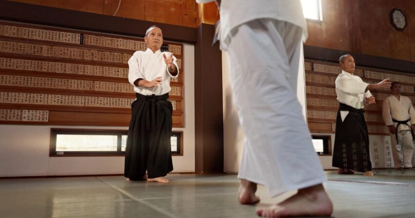 Aikido, jedna z najbardziej fascynujących sztuk walki, przyciąga uwagę nie tylko ze względu na swoją efektywność obronną, ale i unikalną filozofię