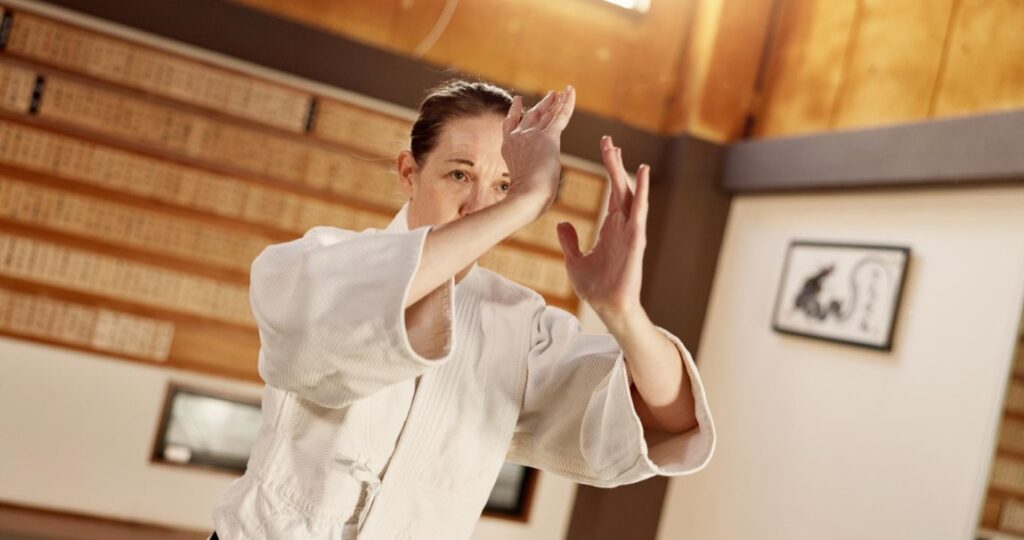 Aikido, choć może nie jest tak rozpoznawalne jak inne sztuki walki, takie jak karate czy judo, posiada unikalną filozofię i technikę, która przyciąga coraz więcej adeptów także w Polsce