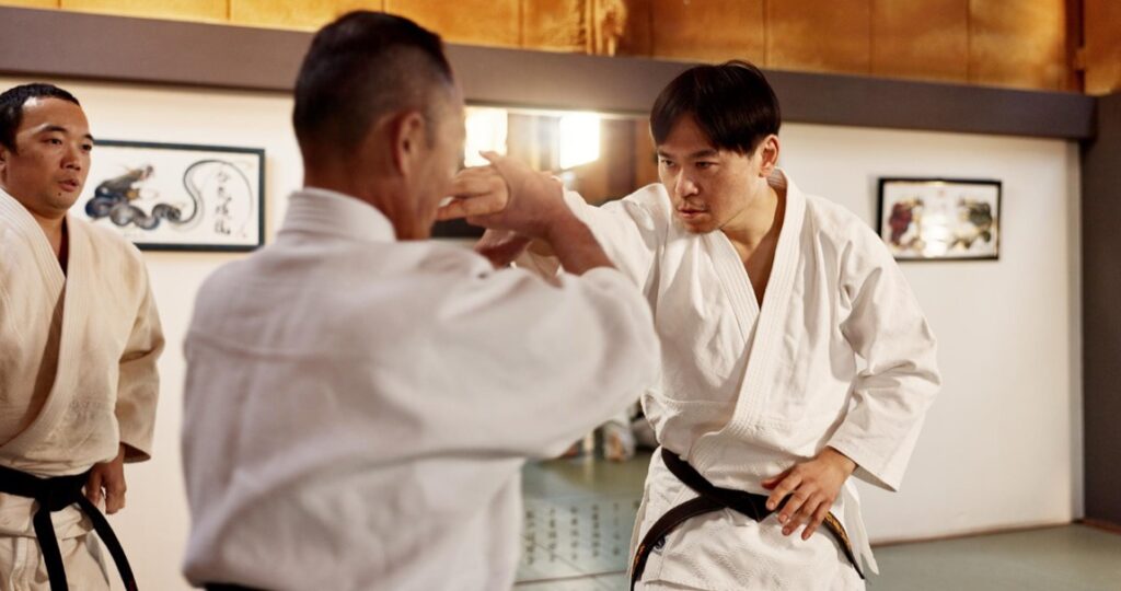 Aikido, choć może nie jest tak rozpoznawalne jak inne sztuki walki, takie jak karate czy judo, posiada unikalną filozofię i technikę, która przyciąga coraz więcej adeptów także w Polsce