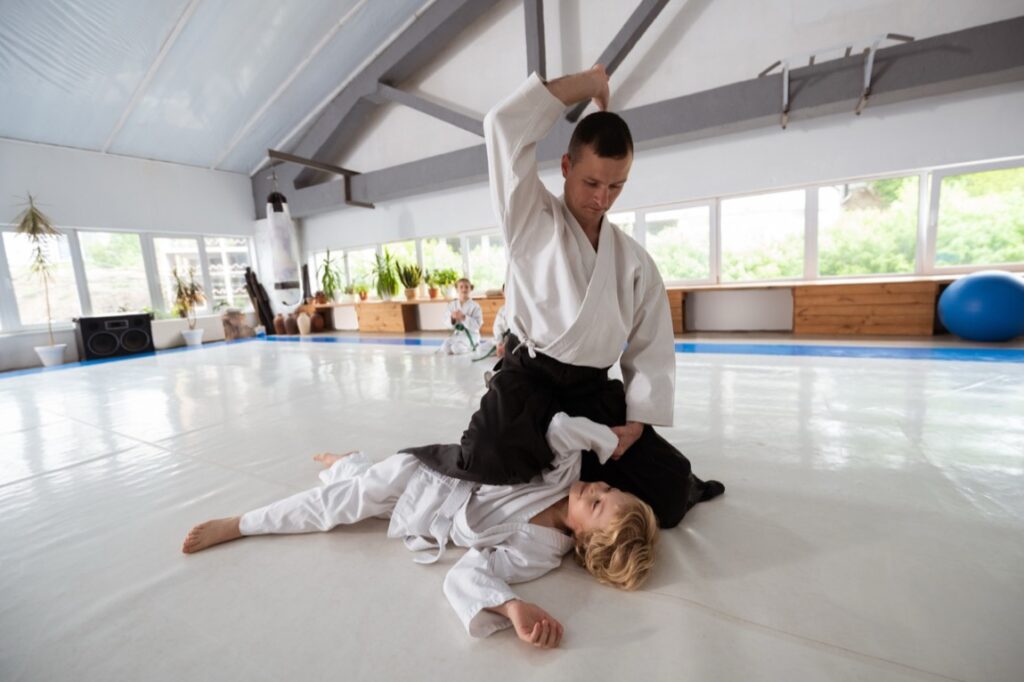 Praktykowanie aikido oferuje dzieciom szeroki zakres korzyści